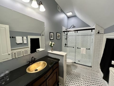 Heritage Room | Bathroom | Designer toiletries, hair dryer, bathrobes, towels