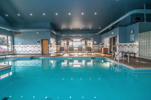 Indoor pool, sun loungers