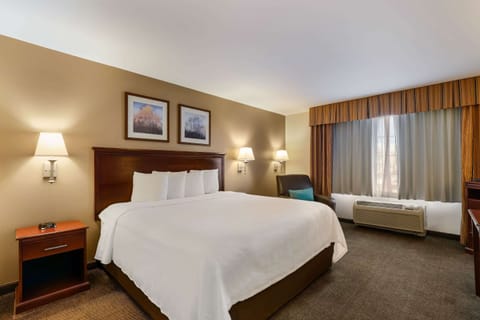 Suite, 1 King Bed, Accessible, Non Smoking (Efficiency, Accessible Tub) | Premium bedding, in-room safe, desk, iron/ironing board