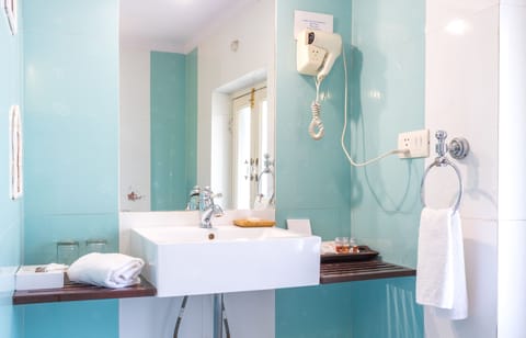 Deluxe Double Room | Bathroom | Shower, free toiletries, hair dryer, towels