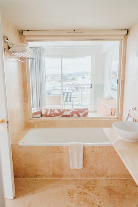 Panoramic Suite | Bathroom | Separate tub and shower, free toiletries, hair dryer, bathrobes