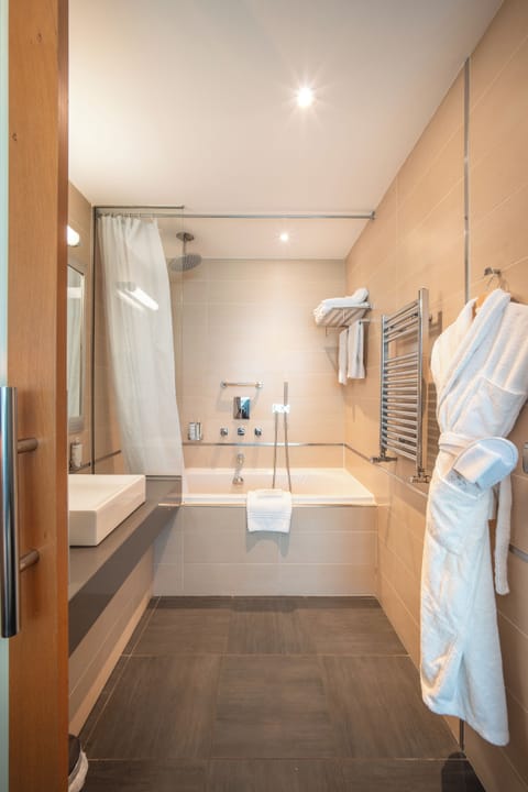 Superior Double Room | Bathroom | Bathtub, free toiletries, hair dryer, bathrobes