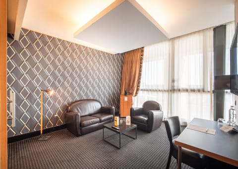 Suite | In-room safe, desk, iron/ironing board, free cribs/infant beds