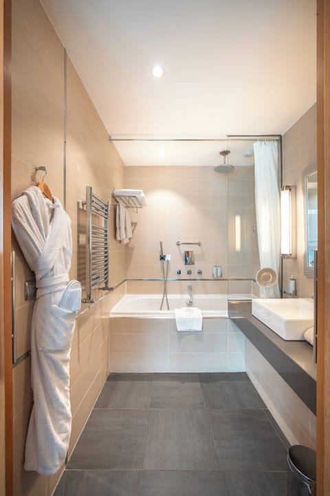 Suite | Bathroom | Bathtub, free toiletries, hair dryer, bathrobes