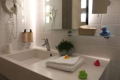 Privilege, Apartment, 1 Double Bed with Sofa bed | Bathroom | Combined shower/tub, eco-friendly toiletries, hair dryer, towels