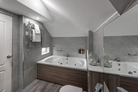 Suite, 1 King Bed | Bathroom | Free toiletries, hair dryer, towels