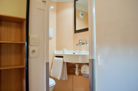 Standard Room, 1 Double Bed | Bathroom | Shower, eco-friendly toiletries, towels