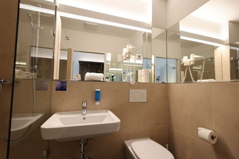 Standard Single Room Plus | Bathroom | Shower, hair dryer, towels