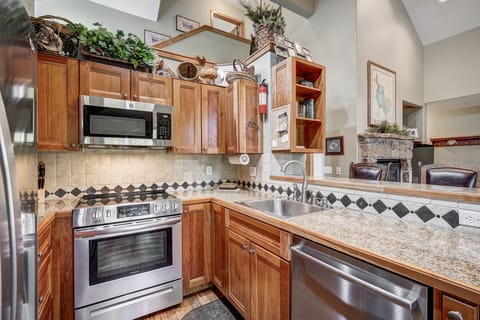 Premium Condo, 3 Bedrooms | Private kitchen | Full-size fridge, microwave, stovetop, dishwasher