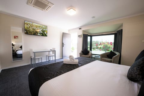 King Room | Premium bedding, desk, iron/ironing board, free WiFi