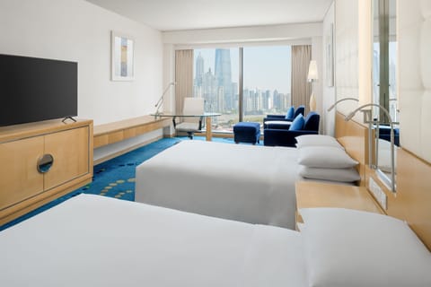 Bund River View Club Twin Room | Select Comfort beds, minibar, in-room safe, desk