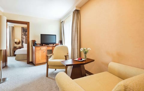 Suite, 1 Bedroom | 1 bedroom, hypo-allergenic bedding, in-room safe, desk