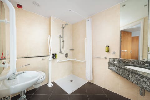 Standard Room, 1 King Bed, Accessible | Bathroom | Free toiletries, hair dryer, towels