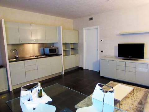 Design Apartment, Accessible | Private kitchenette | Fridge, microwave, dishwasher