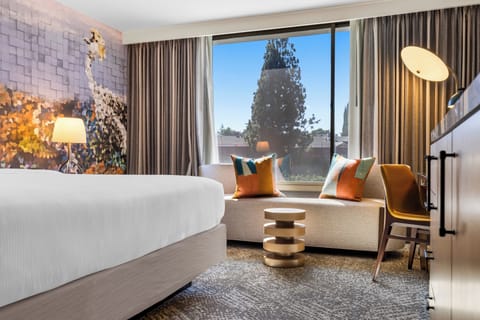 Standard Room, 1 King Bed | Premium bedding, pillowtop beds, in-room safe, desk