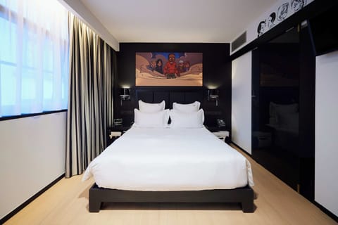 Family Room (Yooma For 5) | Premium bedding, desk, soundproofing, free cribs/infant beds