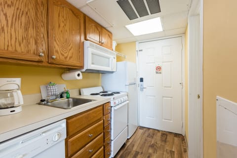 Studio Den | Private kitchen | Fridge, microwave, coffee/tea maker, toaster