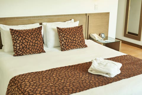 Standard Room, 1 Queen Bed | Premium bedding, minibar, in-room safe, desk