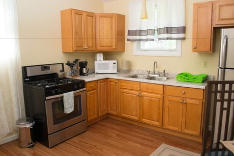 Deluxe Cottage, Garden View | Private kitchen