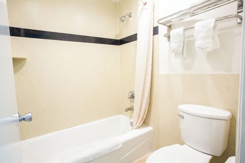 Combined shower/tub, towels