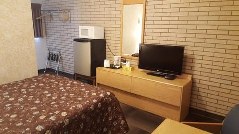 Room, 1 Queen Bed | Desk, free WiFi, bed sheets