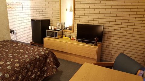 Room, 1 Queen Bed | Desk, free WiFi, bed sheets