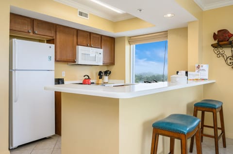 Condo, 1 Bedroom, 2 Bathrooms, Sea View (Pelican 601) | Private kitchen | Fridge, microwave, oven, stovetop