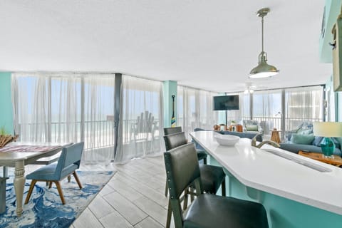 Condo, 3 Bedrooms, Ocean View (401E) | In-room dining