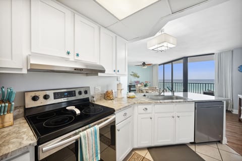 Condo, 2 Bedrooms, Sea View (305W) | Private kitchen | Fridge, microwave, oven, stovetop