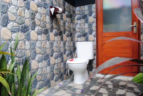 Superior Double or Twin Room, 1 Bedroom, Garden View | Bathroom | Shower, bidet, towels