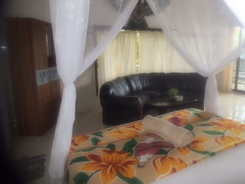 Family Room | Desk, rollaway beds, free WiFi, bed sheets