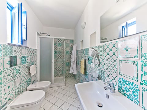 Double Room, Garden View | Bathroom | Shower, rainfall showerhead, designer toiletries, hair dryer