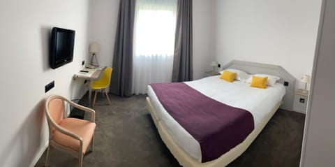 Desk, soundproofing, free WiFi, wheelchair access