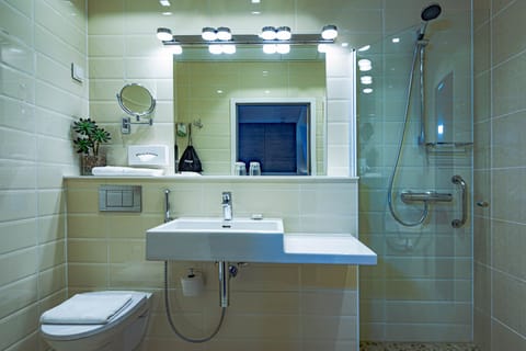 Suite | Bathroom | Shower, free toiletries, hair dryer, towels