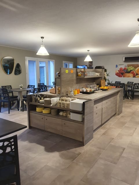 Daily continental breakfast (EUR 11.00 per person)