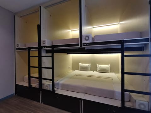 6 Bed in Mixed Dormitory | Premium bedding, desk, laptop workspace, soundproofing