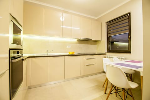 Apartment, Balcony | Private kitchen | Fridge, microwave, oven, stovetop