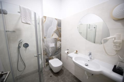 Double Art | Bathroom | Shower, free toiletries, hair dryer, bathrobes