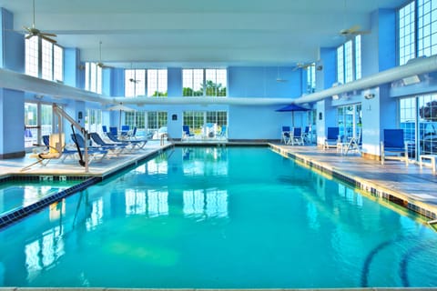 Indoor pool, sun loungers