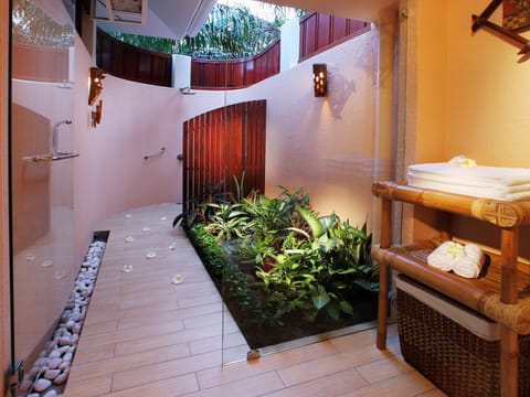 Garden View Villa Suite | Bathroom | Free toiletries, hair dryer, towels