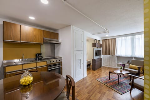 Junior Suite | Private kitchen | Highchair