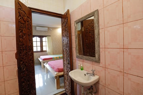 Standard Twin Room | Bathroom | Shower, free toiletries, towels