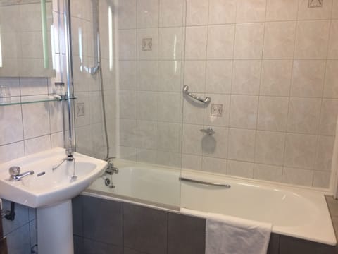 Combined shower/tub, free toiletries, towels