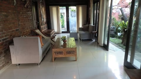 Standard Room | Living area