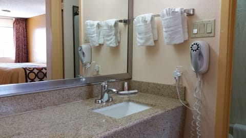 Combined shower/tub, hair dryer, towels