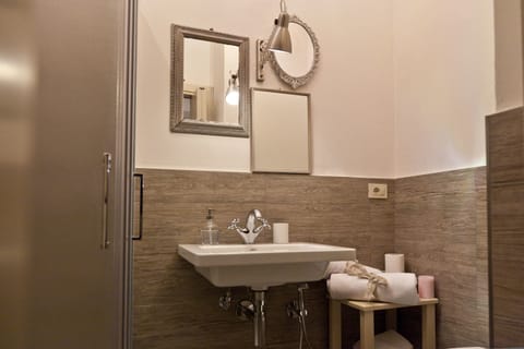 Junior Double Room | Bathroom | Shower, hair dryer, towels