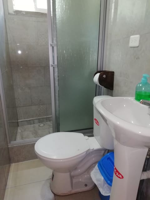 Standard Single Room, Non Smoking, Ensuite | Bathroom | Shower, rainfall showerhead, free toiletries, towels