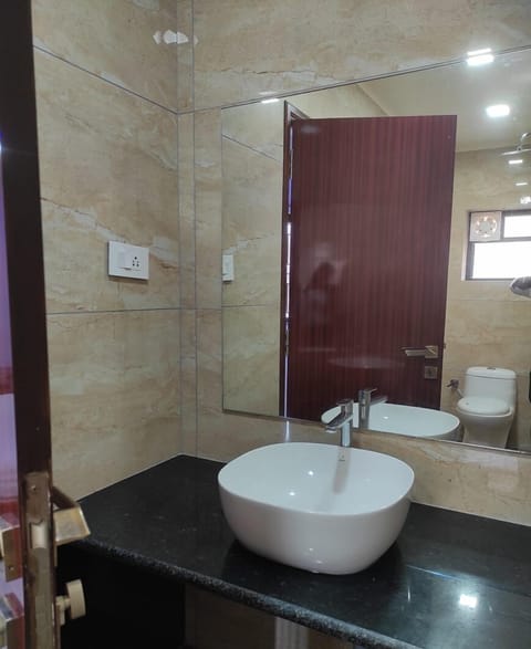 Deluxe room | Bathroom | Shower, free toiletries, hair dryer, towels