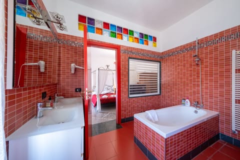 Double Room | Bathroom | Free toiletries, hair dryer, bidet, towels