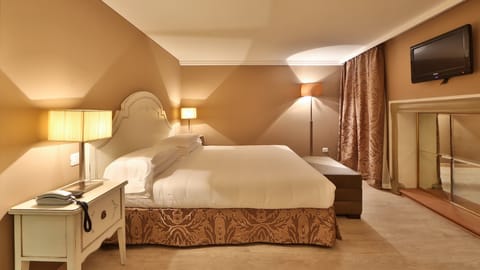 Executive Room | Premium bedding, down comforters, memory foam beds, minibar